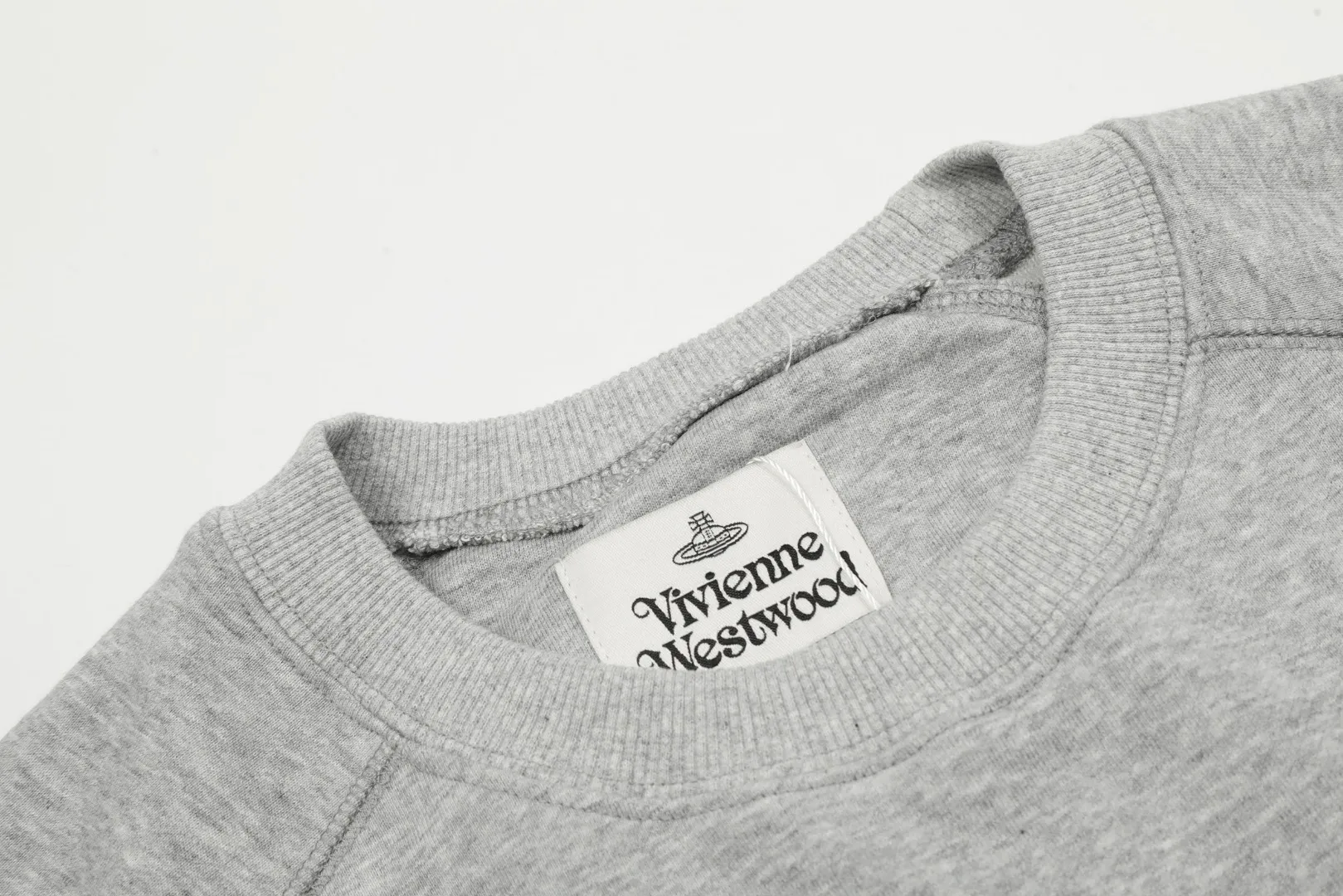 VIVI07# "Exclusive hot style" vivienne west wood West Queen Vivienne Saturn classic small label round neck sweatshirt, the top hot style in 2024, no need to say more, just open the details directly YB mold opening, correct overlock neckline details ⚠️The authentic product is the overlock threaded collar, there is no collar strip. Our family only makes the right version, and we are careful to ensure that the first release of the Queen Mother on the whole network is accurate. The full series of correct accessories, every detail is completely restored Straight up to full Size: XS-L